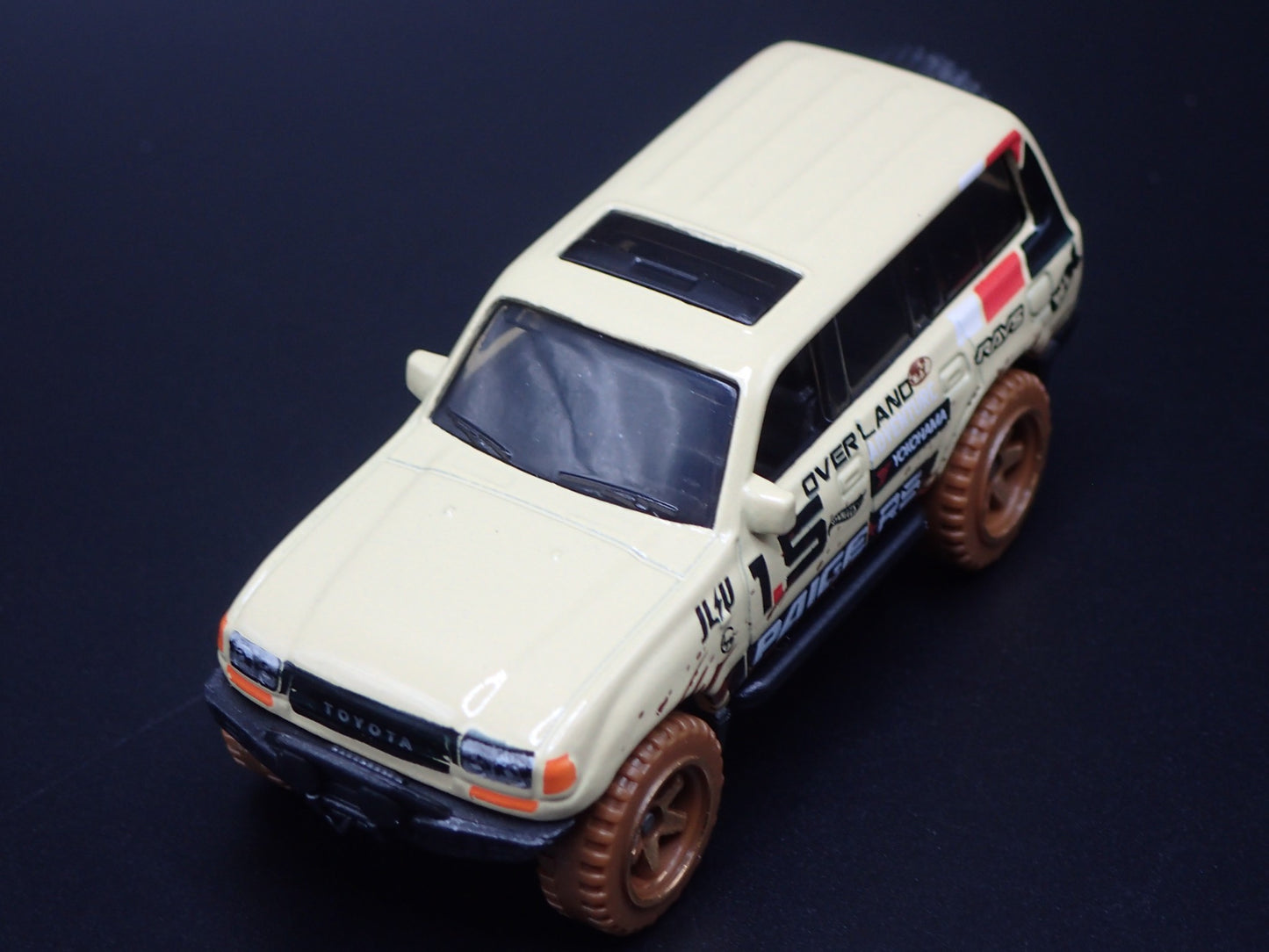 1990-1998 TOYOTA LAND CRUISER 80 TAN 1/64 SCALE DIORAMA DIECAST MODEL CAR