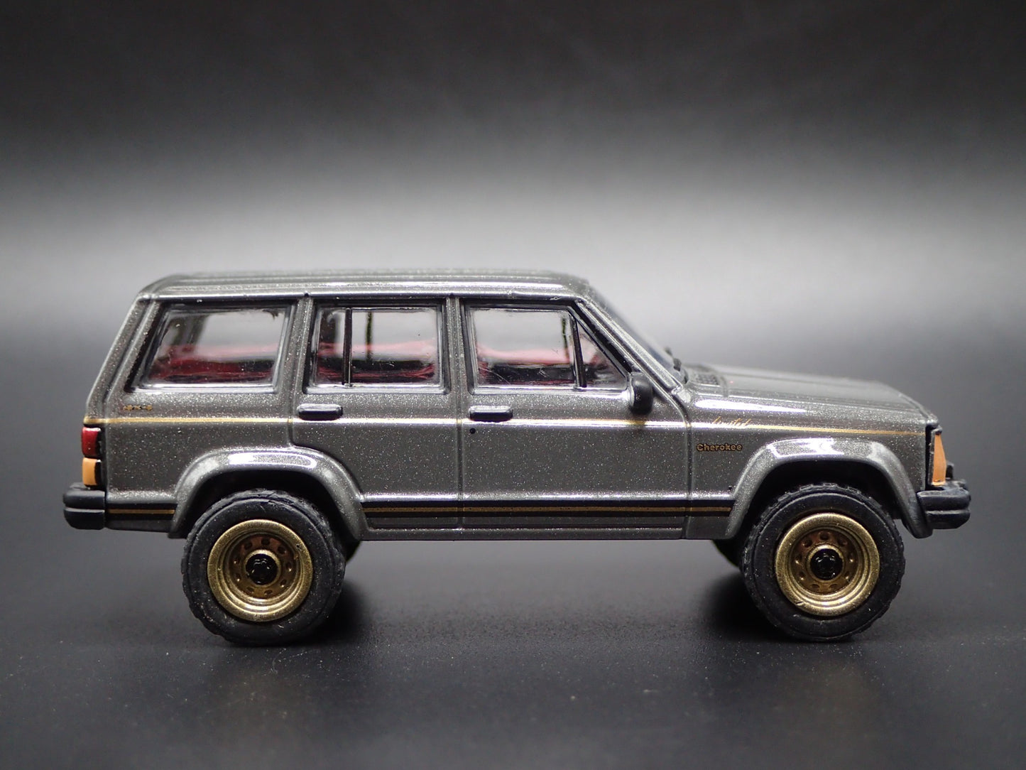 1984-2001 JEEP CHEROKEE LIMITED XJ 4 DOOR 1:64 SCALE DIORAMA DIECAST MODEL CAR