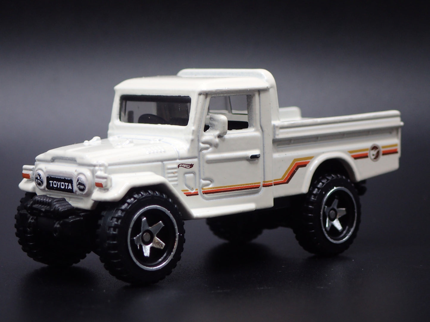 1960-1984 TOYOTA LAND CRUISER FJ40 PICKUP TRUCK 1/64 SCALE DIECAST MODEL CAR