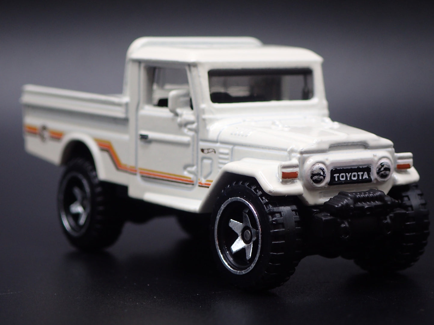 1960-1984 TOYOTA LAND CRUISER FJ40 PICKUP TRUCK 1/64 SCALE DIECAST MODEL CAR