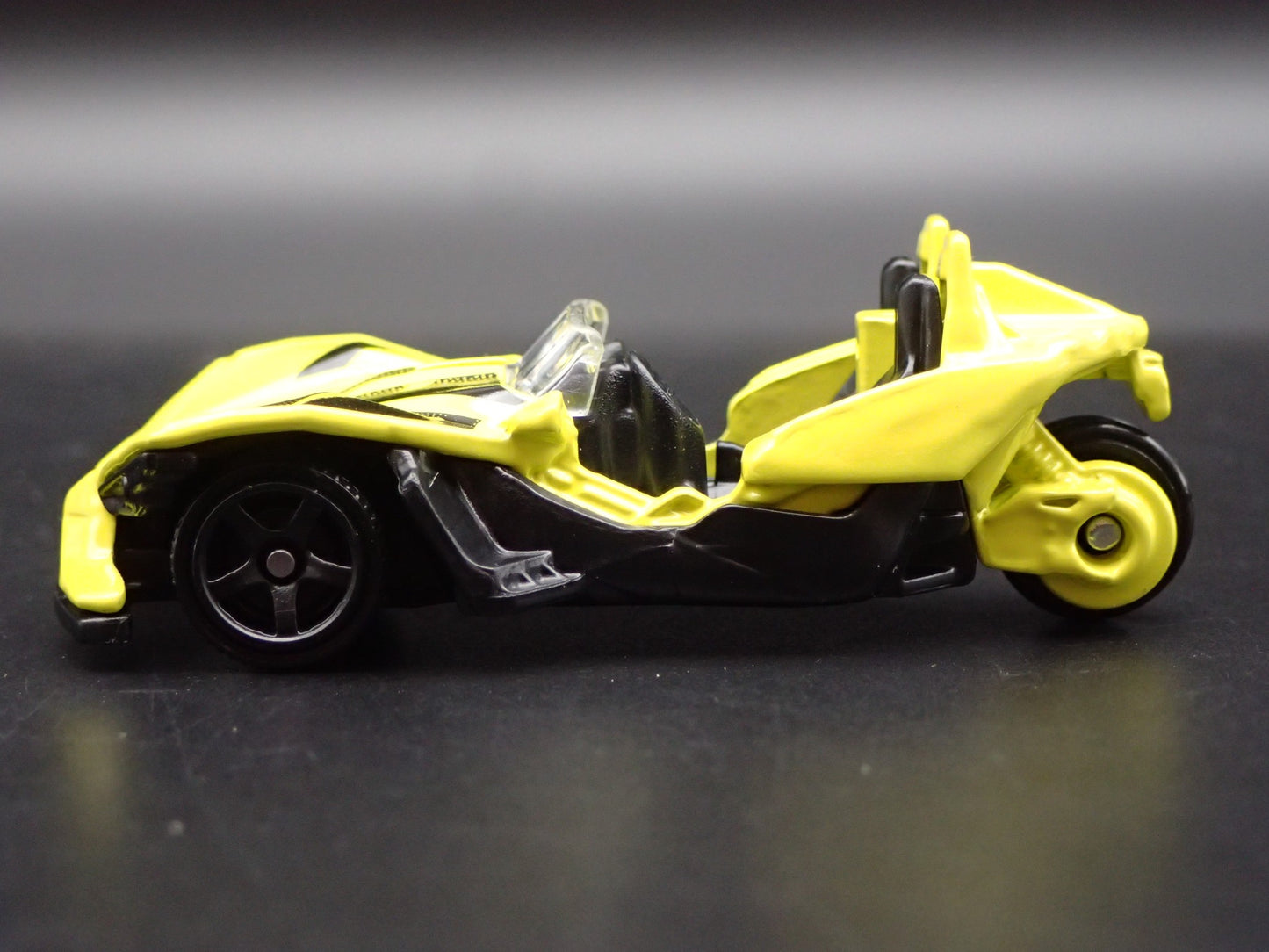 POLARIS SLINGSHOT MOTORCYCLE 1/64 SCALE COLLECTIBLE DIORAMA DIECAST MODEL CAR