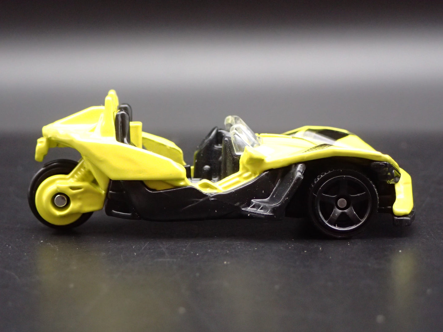 POLARIS SLINGSHOT MOTORCYCLE 1/64 SCALE COLLECTIBLE DIORAMA DIECAST MODEL CAR