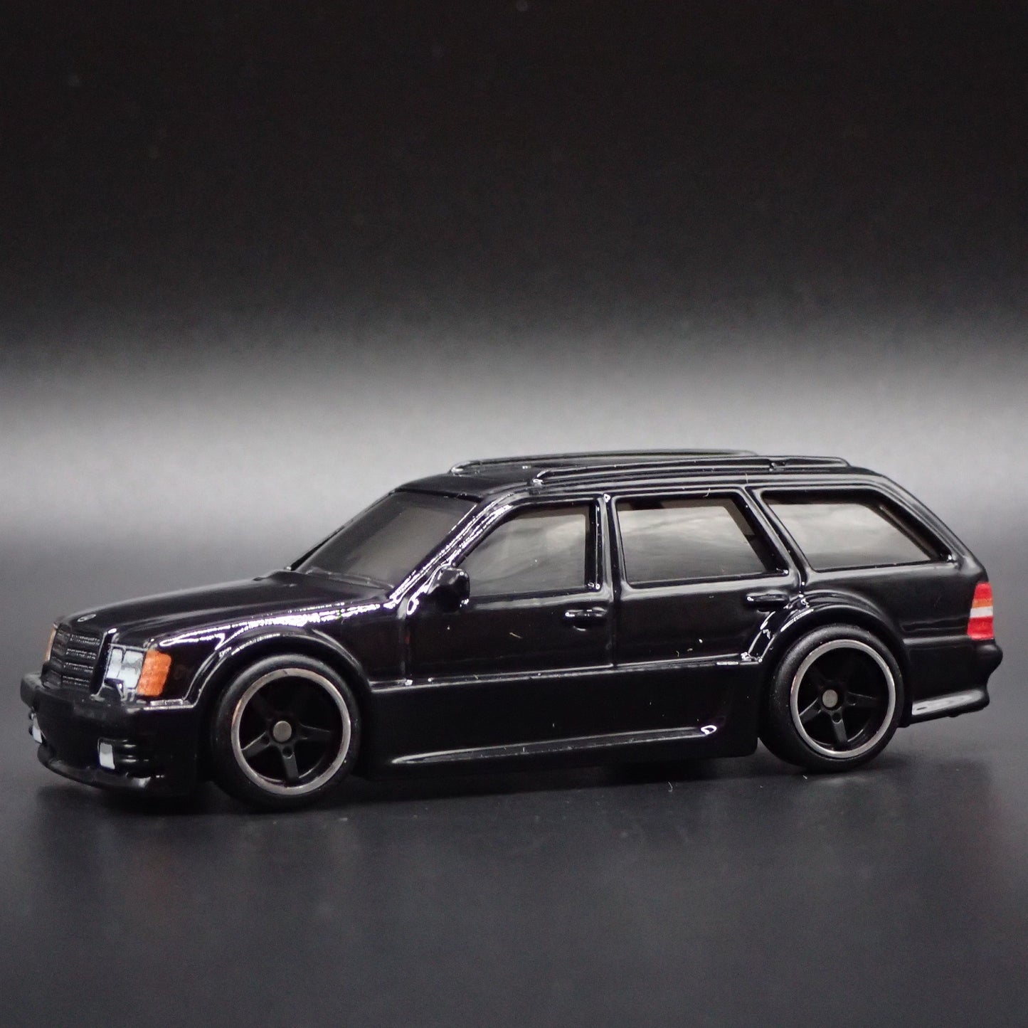 MERCEDES-BENZ E 36 ESTATE STATION WAGON SPECIAL ED 1:64 SCALE DIECAST MODEL CAR