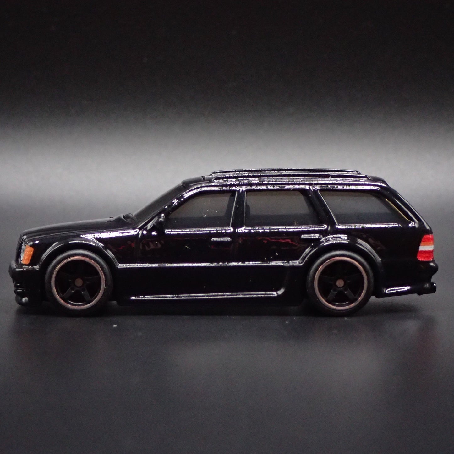 MERCEDES-BENZ E 36 ESTATE STATION WAGON SPECIAL ED 1:64 SCALE DIECAST MODEL CAR