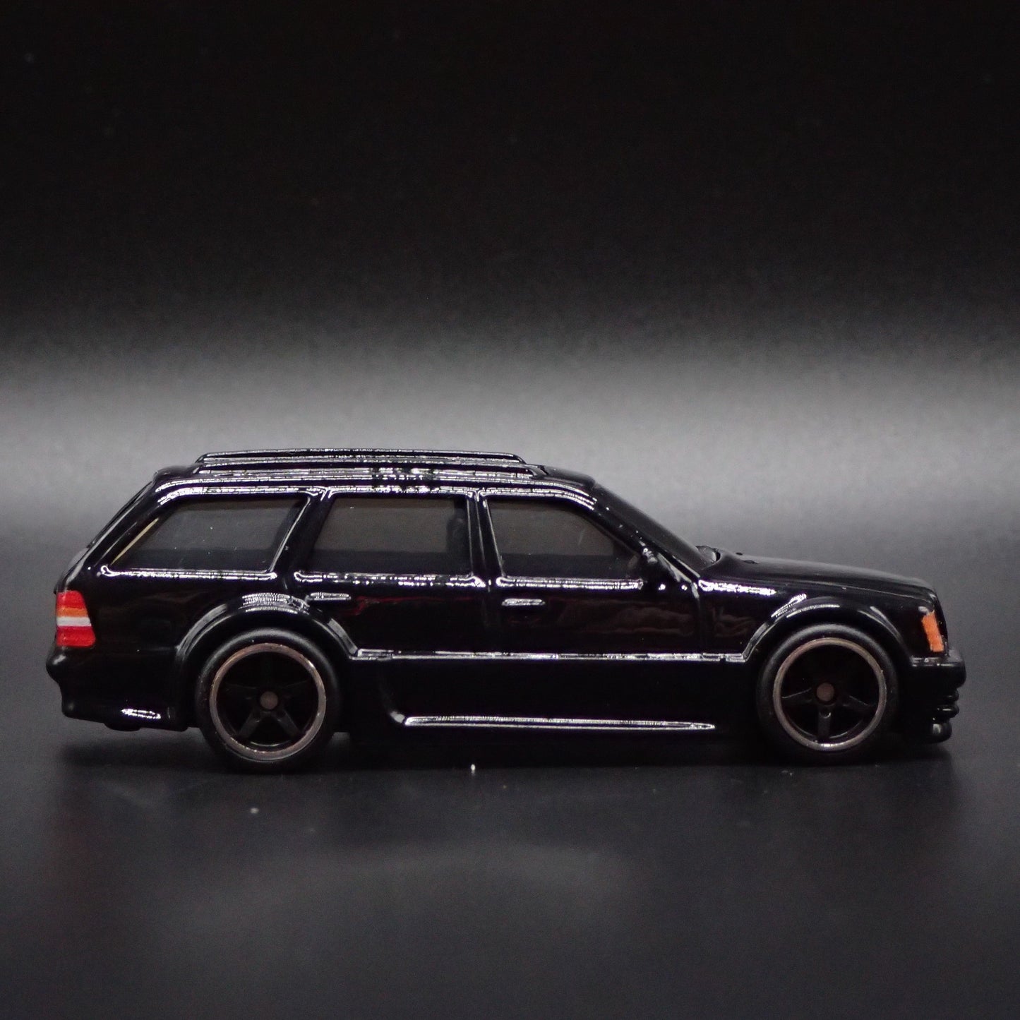 MERCEDES-BENZ E 36 ESTATE STATION WAGON SPECIAL ED 1:64 SCALE DIECAST MODEL CAR