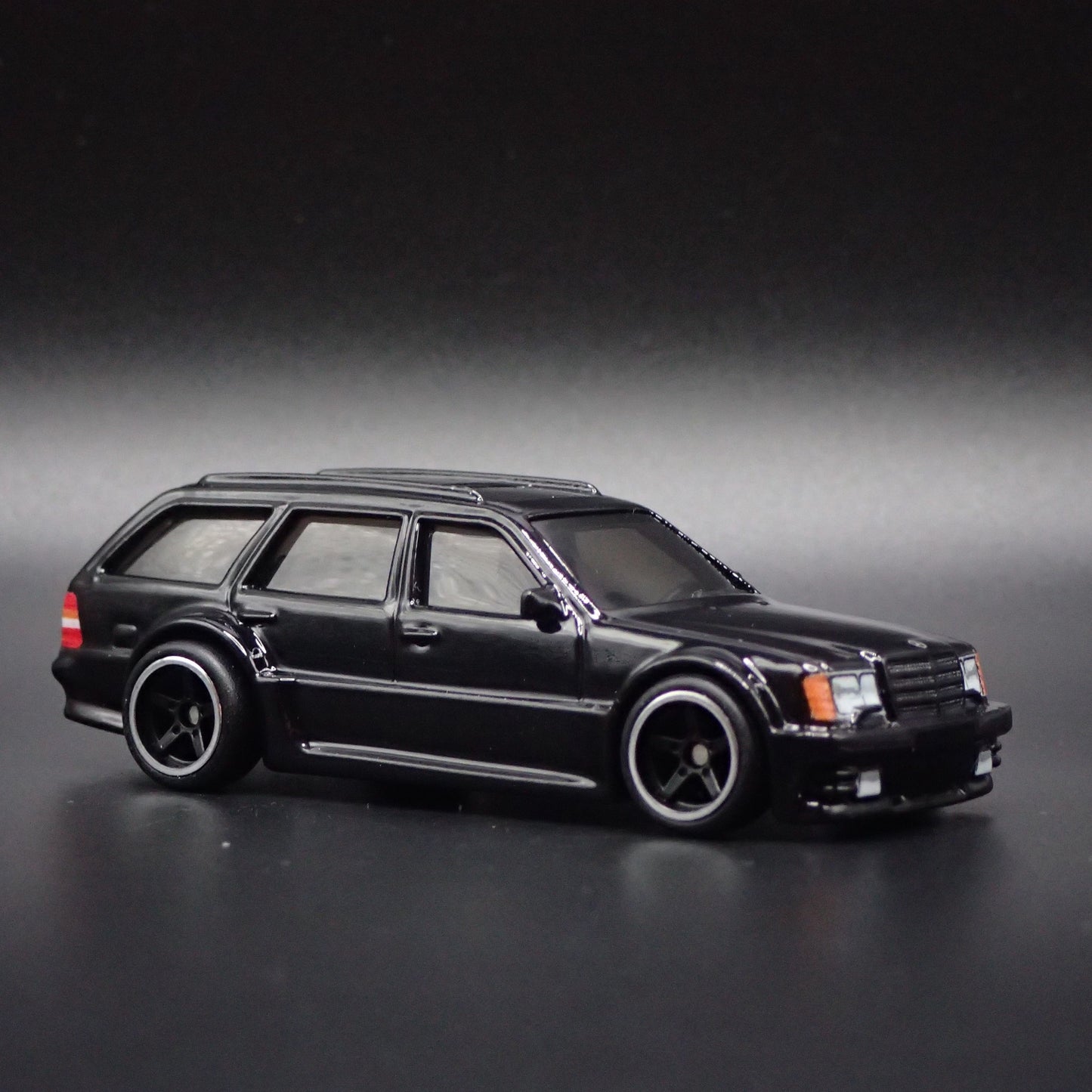 MERCEDES-BENZ E 36 ESTATE STATION WAGON SPECIAL ED 1:64 SCALE DIECAST MODEL CAR