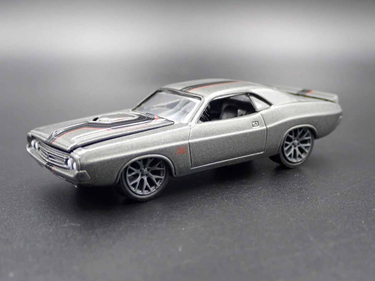 1971 71 DODGE CHALLENGER RT R/T 1:64 SCALE COLLECTIBLE DIORAMA DIECAST MODEL CAR-Burning Rubber Toy Company
