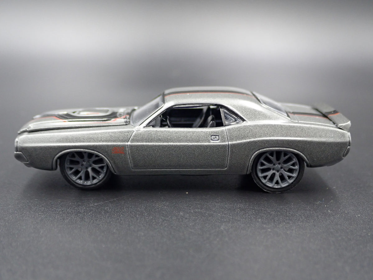 1971 71 DODGE CHALLENGER RT R/T 1:64 SCALE COLLECTIBLE DIORAMA DIECAST MODEL CAR-Burning Rubber Toy Company