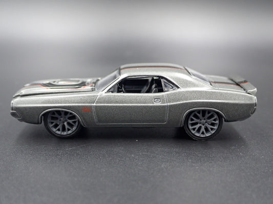 1971 71 DODGE CHALLENGER RT R/T 1:64 SCALE COLLECTIBLE DIORAMA DIECAST MODEL CAR-Burning Rubber Toy Company