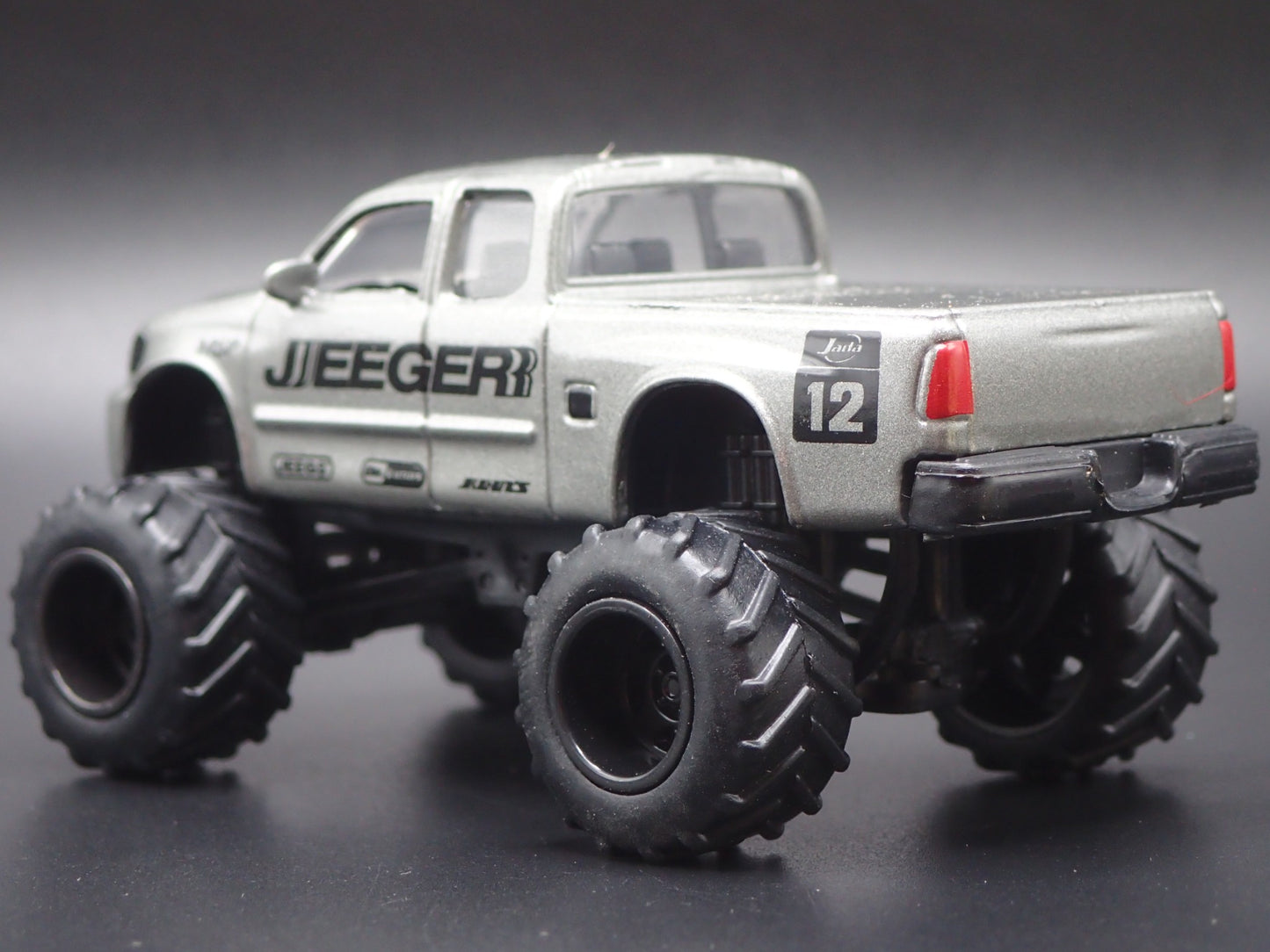 2007-2021 TOYOTA TUNDRA PICKUP TRUCK GRAY 1/64 SCALE DIORAMA DIECAST MODEL