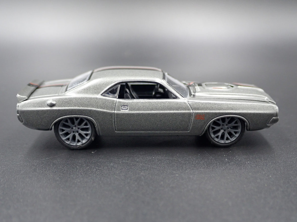 1971 71 DODGE CHALLENGER RT R/T 1:64 SCALE COLLECTIBLE DIORAMA DIECAST MODEL CAR-Burning Rubber Toy Company