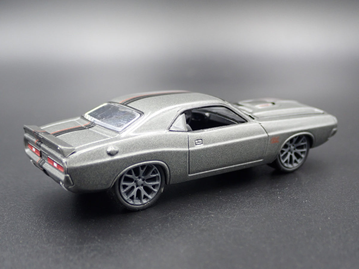 1971 71 DODGE CHALLENGER RT R/T 1:64 SCALE COLLECTIBLE DIORAMA DIECAST MODEL CAR-Burning Rubber Toy Company