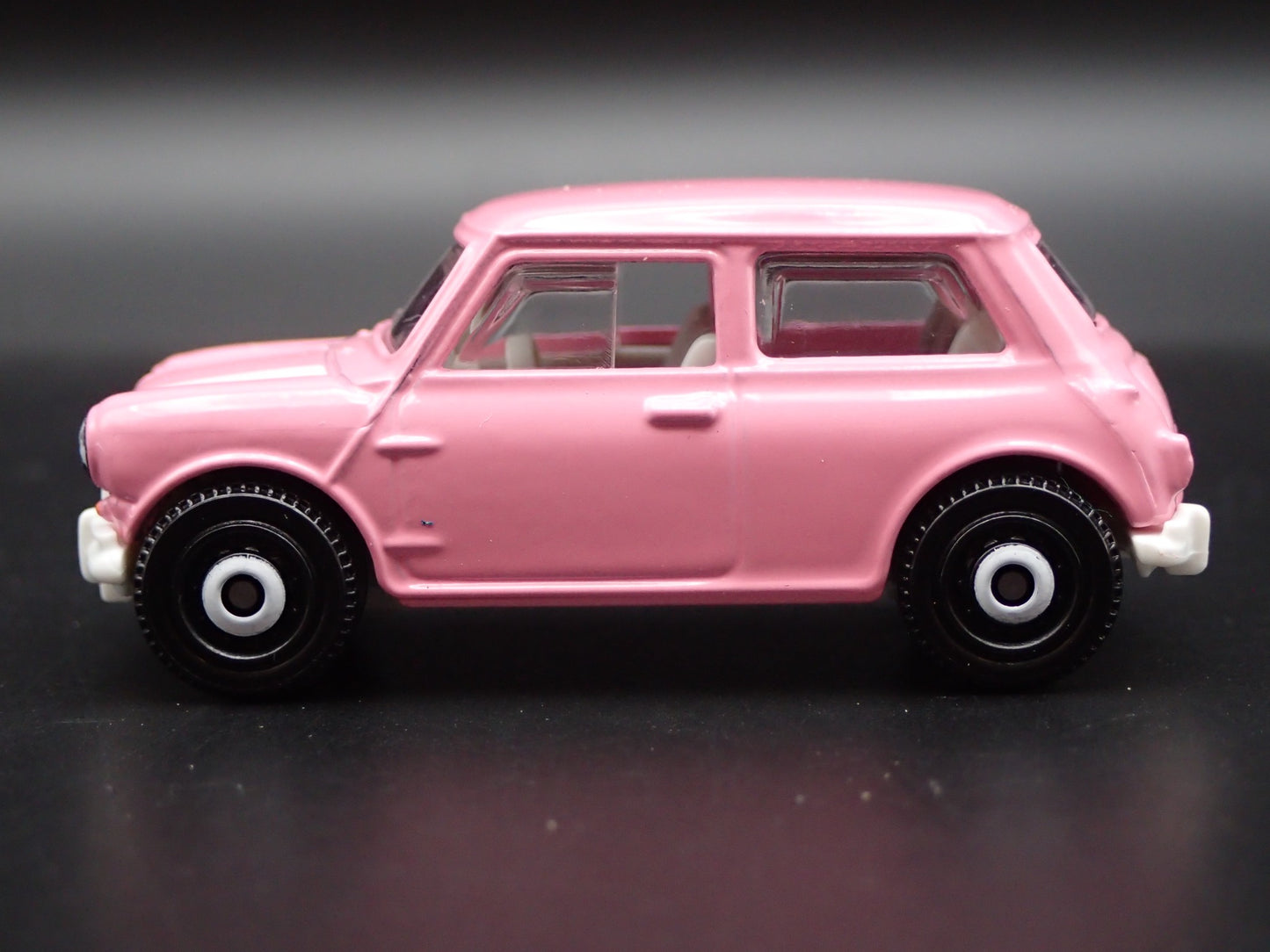 1959-1967 AUSTIN MINI COOPER MARK I PINK 1:64 SCALE DIORAMA DIECAST MODEL CAR