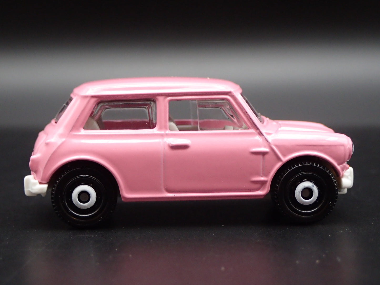 1959-1967 AUSTIN MINI COOPER MARK I PINK 1:64 SCALE DIORAMA DIECAST MODEL CAR
