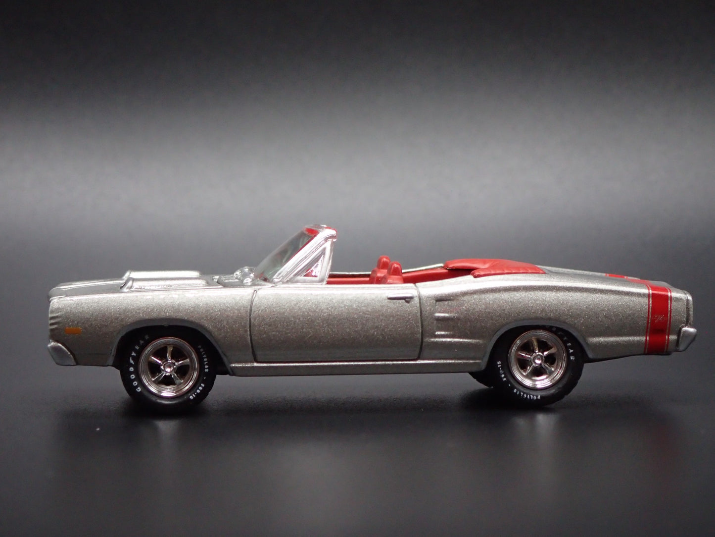 1969 69 DODGE CORONET RT CONVERTIBLE SILVER 1/64 SCALE DIORAMA DIECAST MODEL CAR