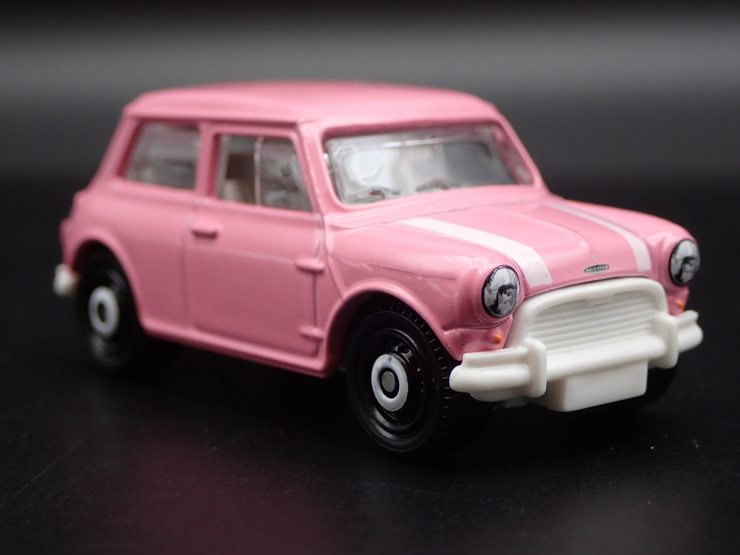 1959-1967 AUSTIN MINI COOPER MARK I PINK 1:64 SCALE DIORAMA DIECAST MODEL CAR