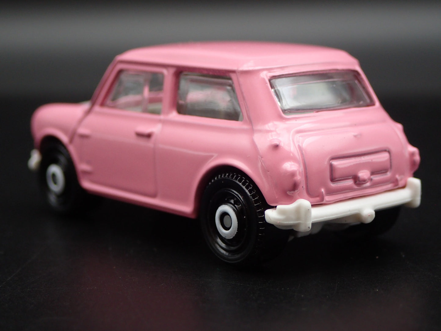 1959-1967 AUSTIN MINI COOPER MARK I PINK 1:64 SCALE DIORAMA DIECAST MODEL CAR