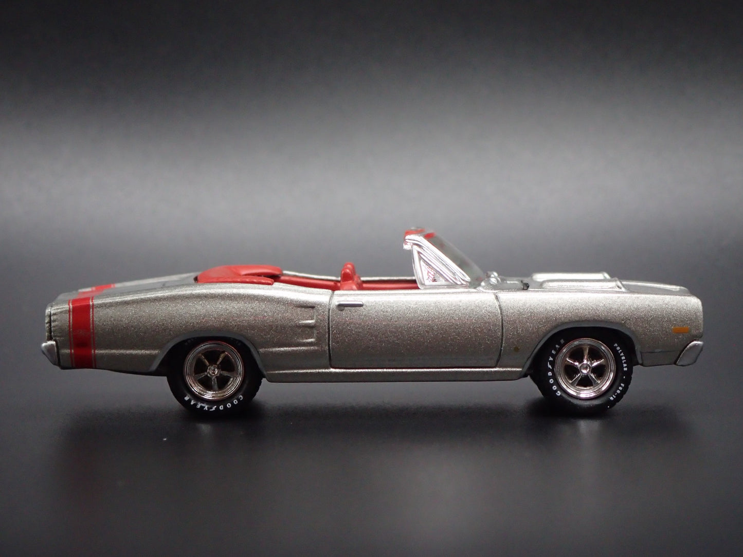 1969 69 DODGE CORONET RT CONVERTIBLE SILVER 1/64 SCALE DIORAMA DIECAST MODEL CAR