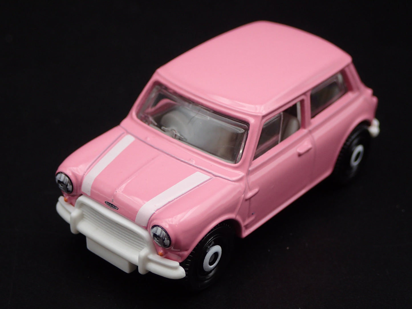 1959-1967 AUSTIN MINI COOPER MARK I PINK 1:64 SCALE DIORAMA DIECAST MODEL CAR