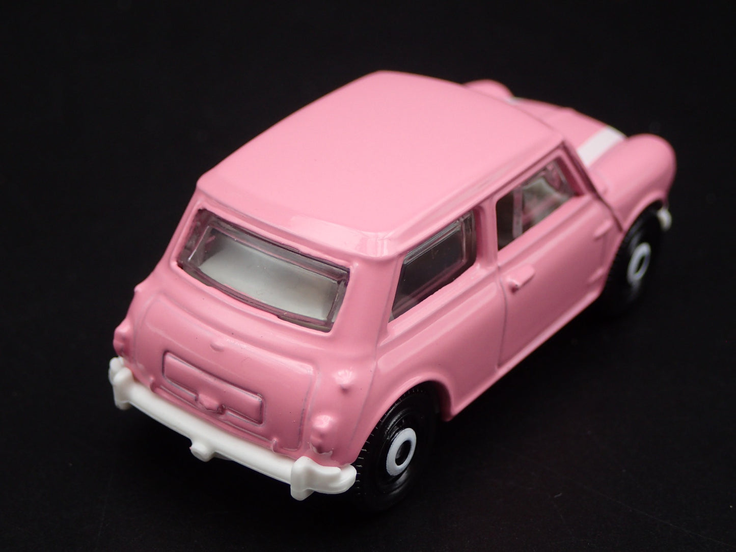 1959-1967 AUSTIN MINI COOPER MARK I PINK 1:64 SCALE DIORAMA DIECAST MODEL CAR