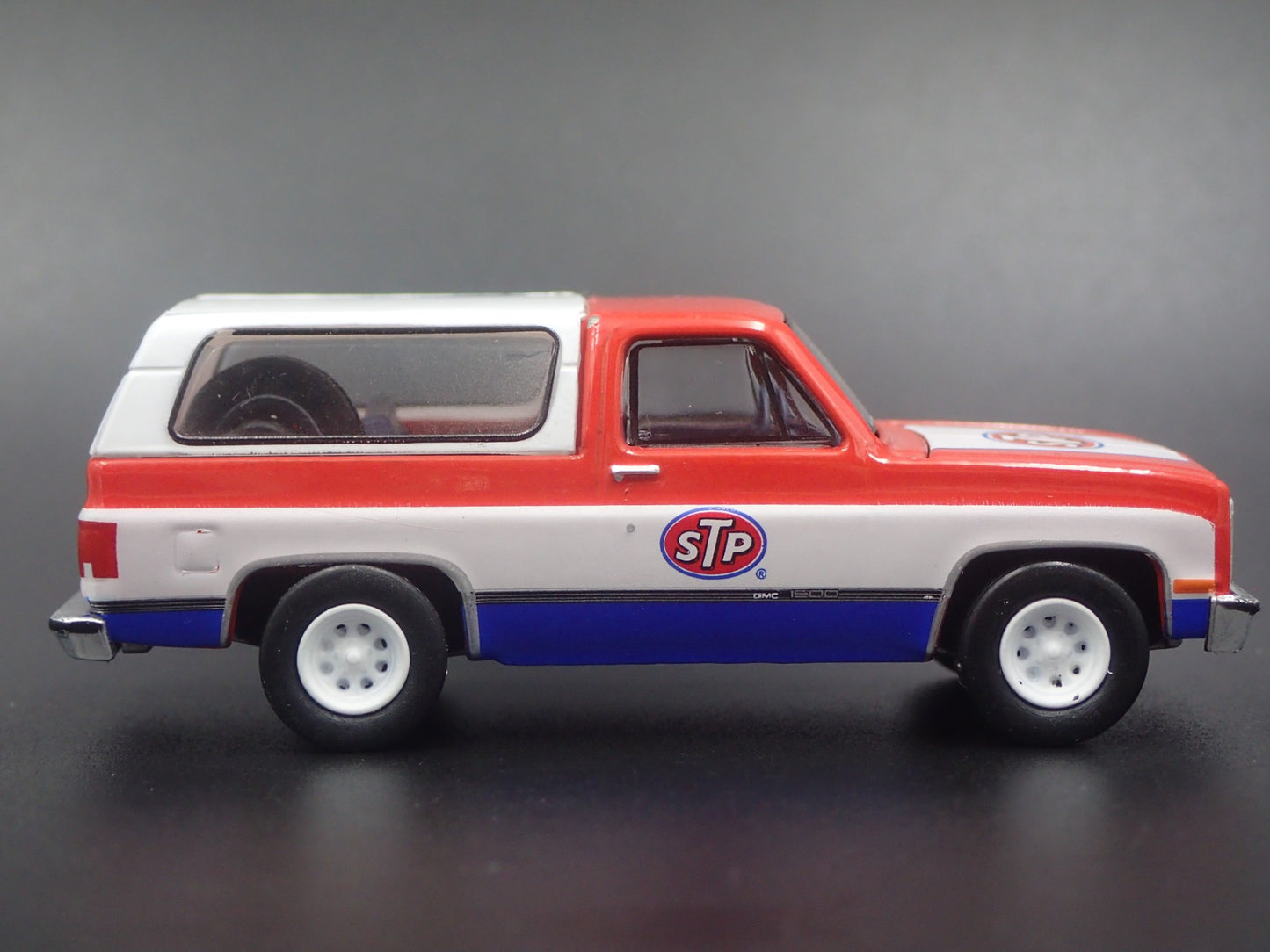 1990 90 GMC JIMMY SIERRA CLASSIC SQUAREBODY STP 1:64 SCALE DIECAST MODEL CAR