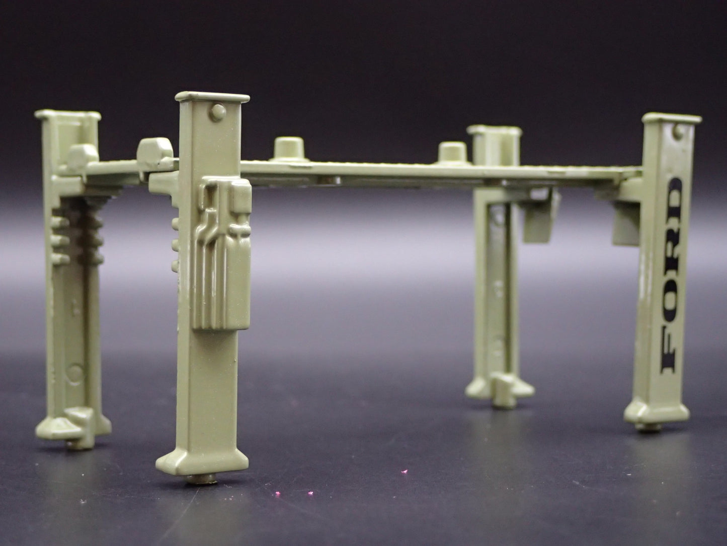 FORD 1:64 SCALE AUTO SHOP MECHANIC GARAGE 4 POST CAR LIFT DIECAST MODEL PROP