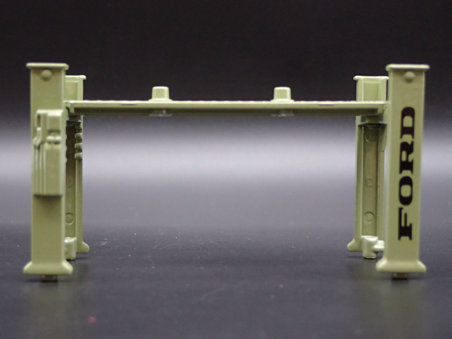 FORD 1:64 SCALE AUTO SHOP MECHANIC GARAGE 4 POST CAR LIFT DIECAST MODEL PROP