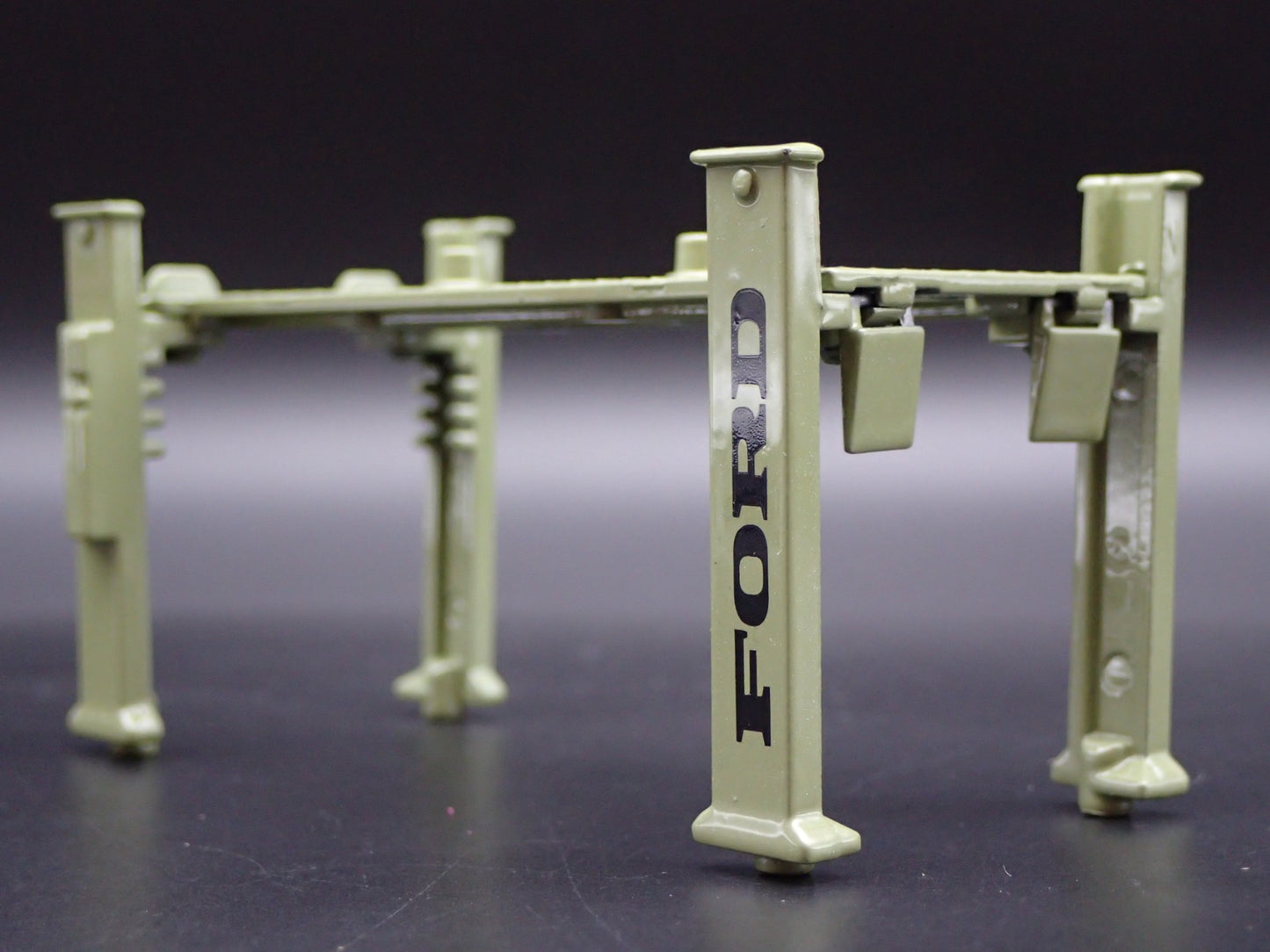 FORD 1:64 SCALE AUTO SHOP MECHANIC GARAGE 4 POST CAR LIFT DIECAST MODEL PROP