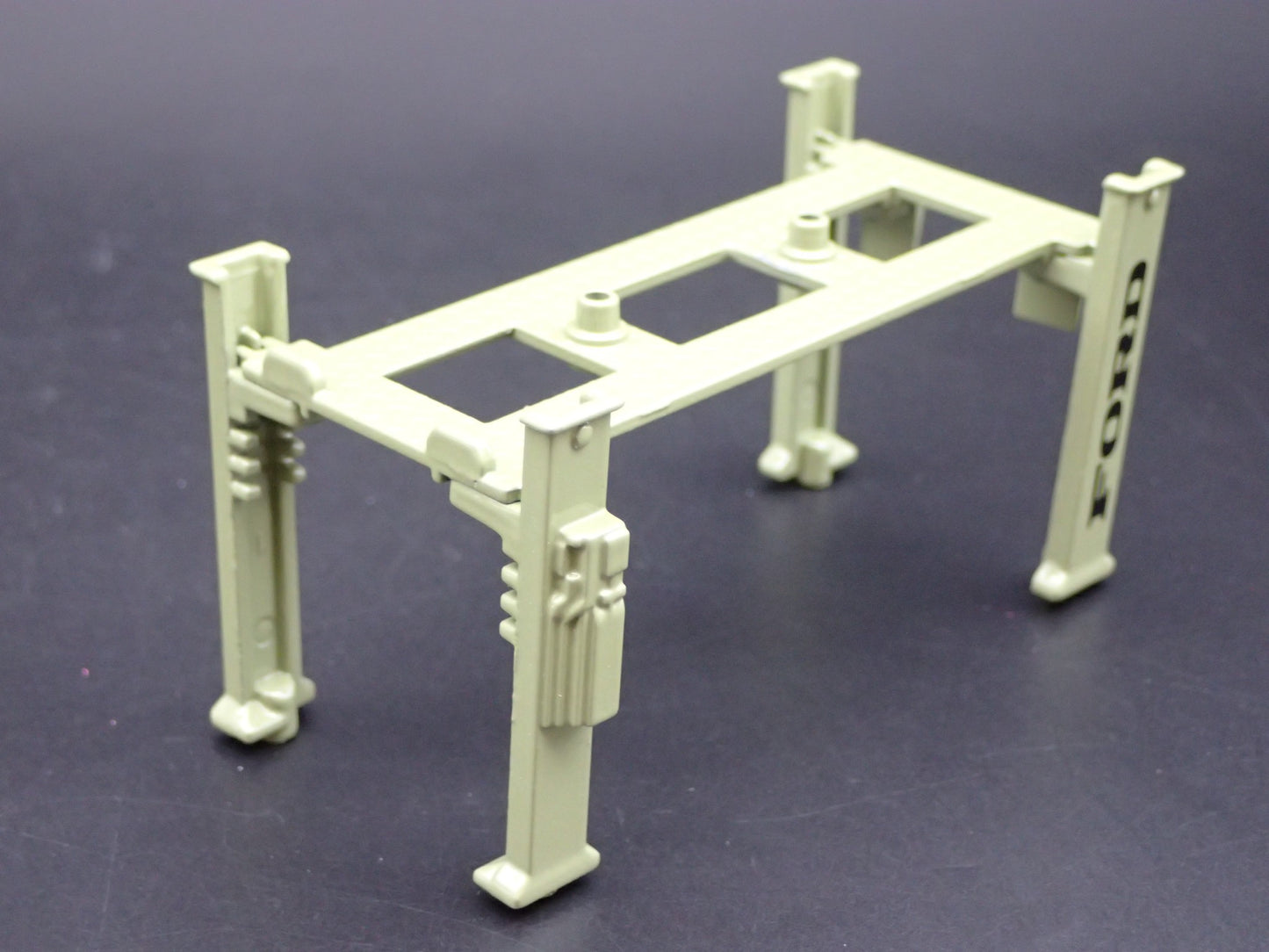 FORD 1:64 SCALE AUTO SHOP MECHANIC GARAGE 4 POST CAR LIFT DIECAST MODEL PROP