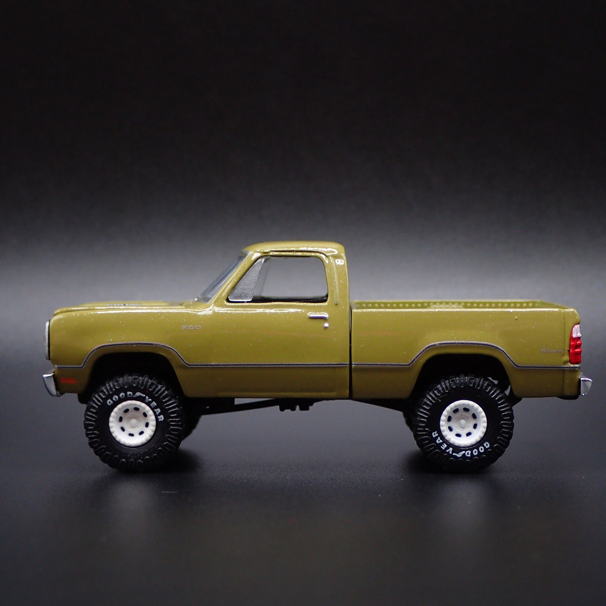 1974 74 DODGE W200 POWER WAGON PICKUP TRUCK 1/64 SCALE DIORAMA DIECAST MODEL CAR-Burning Rubber Toy Company