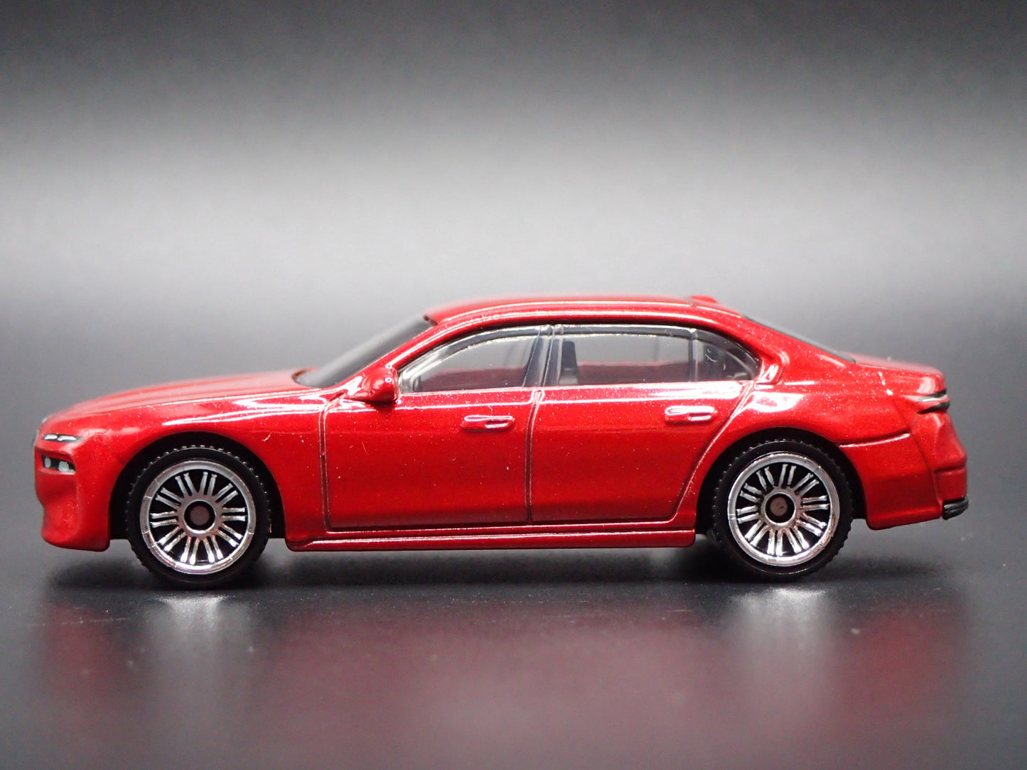 2022-2025 BMW 7 SERIES G70 RED 1:64 SCALE COLLECTIBLE DIORAMA DIECAST MODEL CAR
