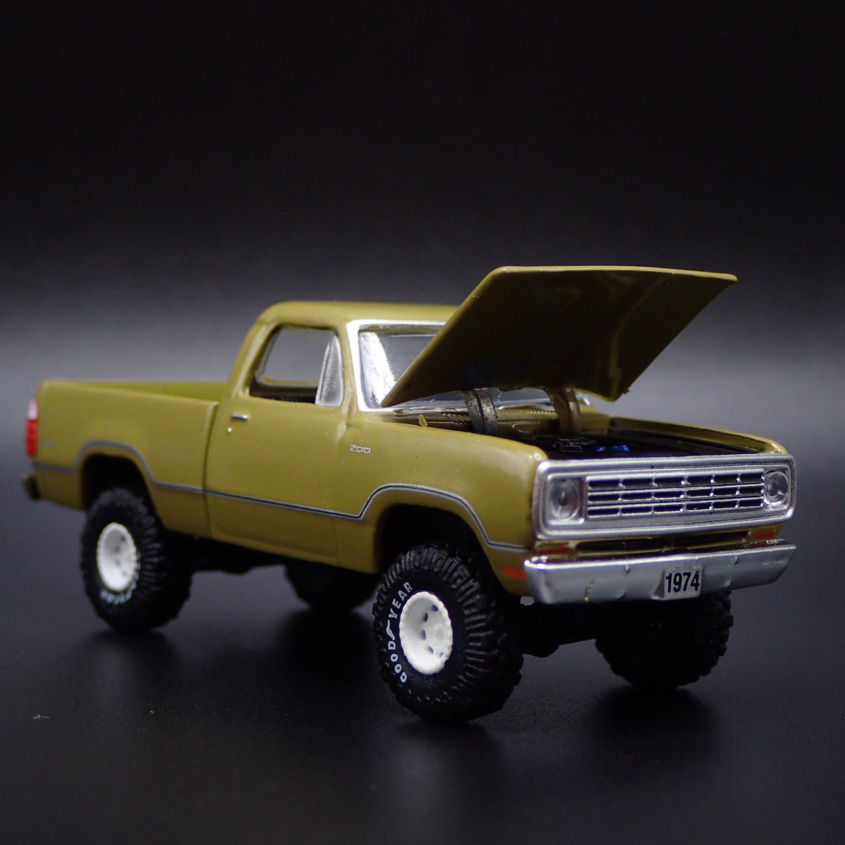 1974 74 DODGE W200 POWER WAGON PICKUP TRUCK 1/64 SCALE DIORAMA DIECAST MODEL CAR-Burning Rubber Toy Company