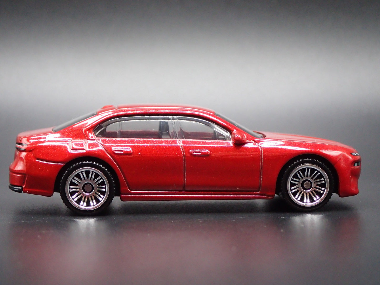 2022-2025 BMW 7 SERIES G70 RED 1:64 SCALE COLLECTIBLE DIORAMA DIECAST MODEL CAR