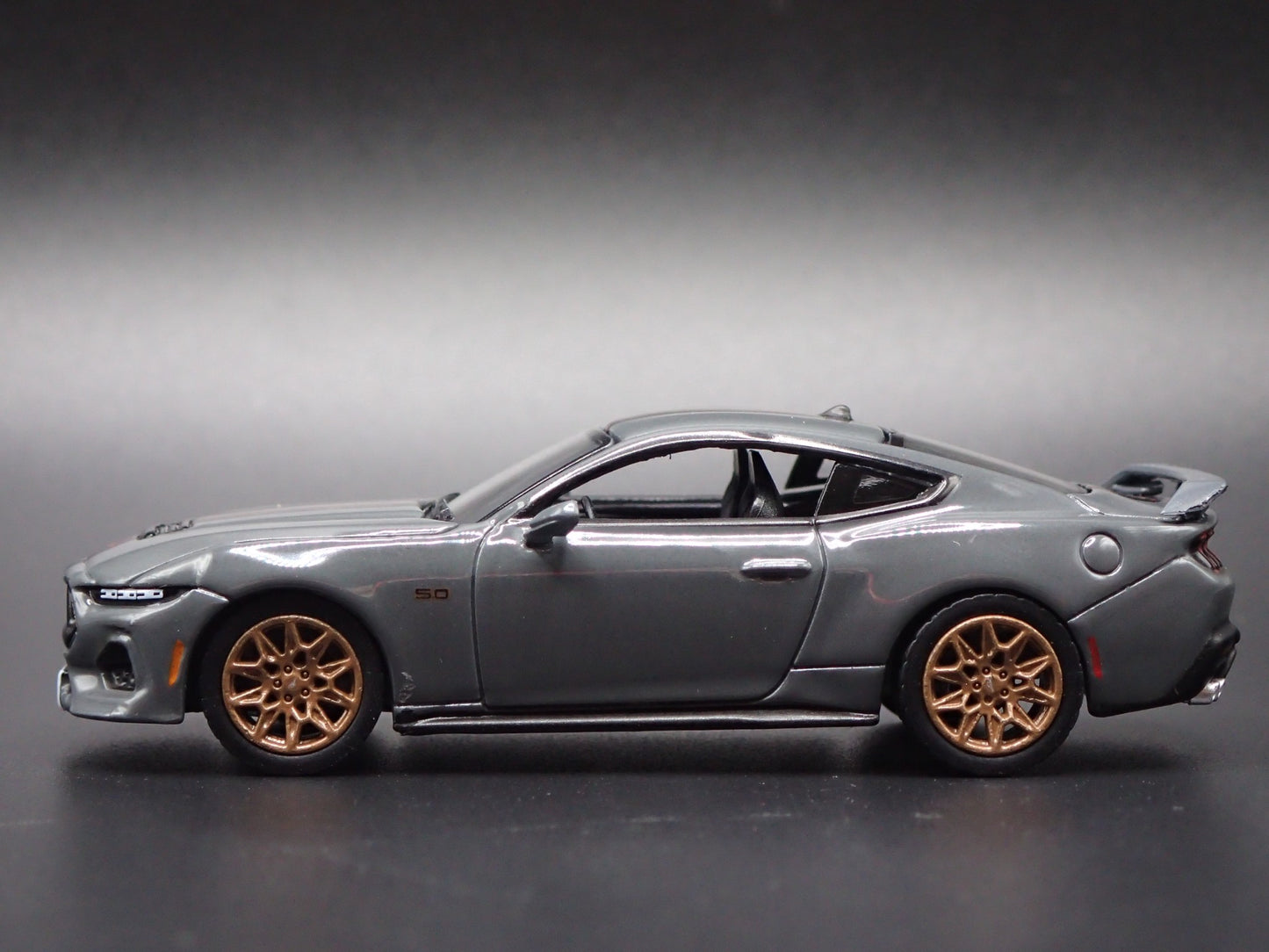 2024-2025 FORD MUSTANG GT GRAY 1:64 SCALE COLLECTIBLE DIORAMA DIECAST MODEL CAR