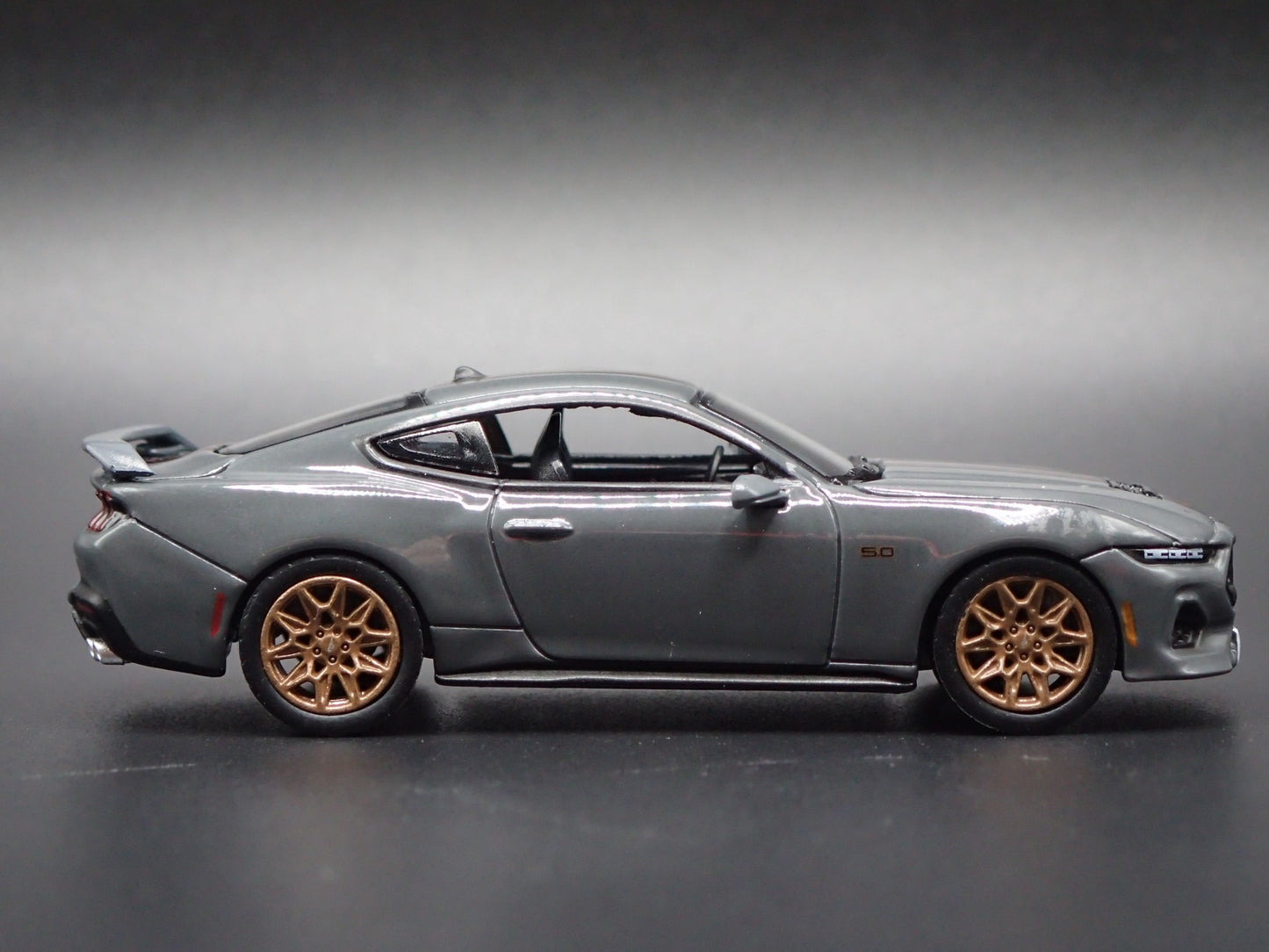 2024-2025 FORD MUSTANG GT GRAY 1:64 SCALE COLLECTIBLE DIORAMA DIECAST MODEL CAR