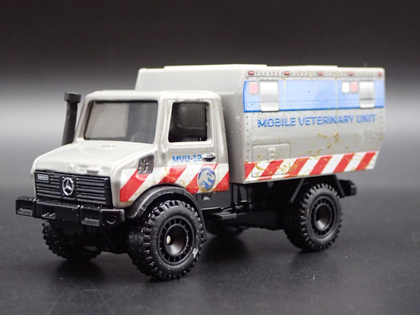 MERCEDES-BENZ UNIMOG U 1300L JURASSIC WORLD VET UNIT 1:64 SCALE DIECAST MODEL
