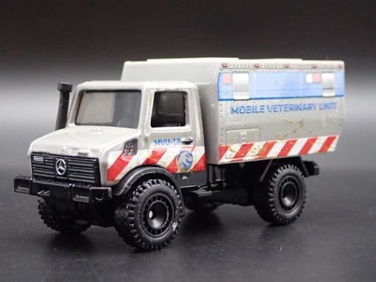 MERCEDES-BENZ UNIMOG U 1300L JURASSIC WORLD VET UNIT 1:64 SCALE DIECAST MODEL