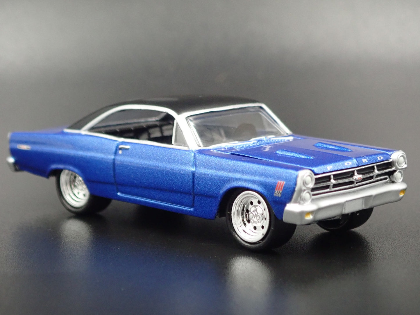 1967 FORD FAIRLANE 500 XL COUPE 1/64 SCALE COLLECTIBLE DIORAMA DIECAST MODEL CAR