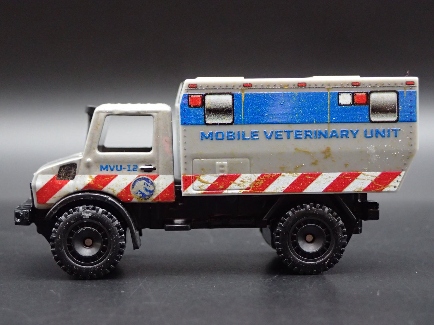 MERCEDES-BENZ UNIMOG U 1300L JURASSIC WORLD VET UNIT 1:64 SCALE DIECAST MODEL