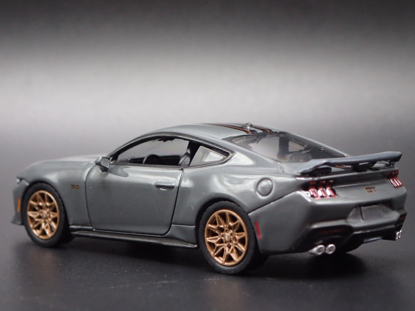 2024-2025 FORD MUSTANG GT GRAY 1:64 SCALE COLLECTIBLE DIORAMA DIECAST MODEL CAR