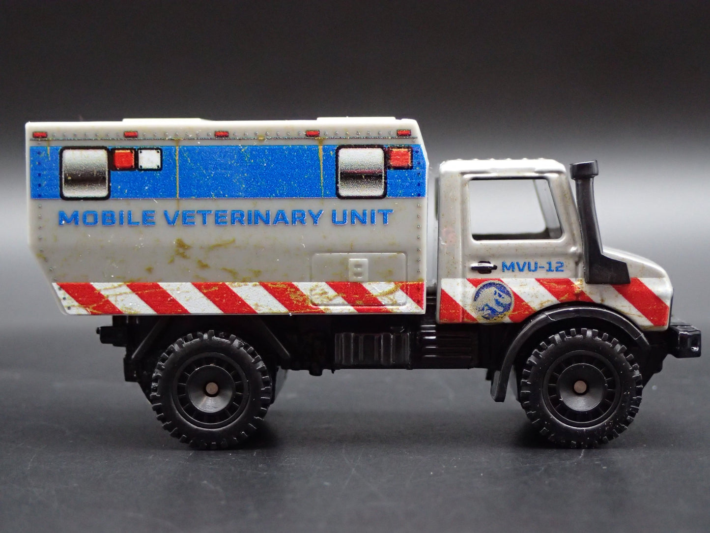 MERCEDES-BENZ UNIMOG U 1300L JURASSIC WORLD VET UNIT 1:64 SCALE DIECAST MODEL