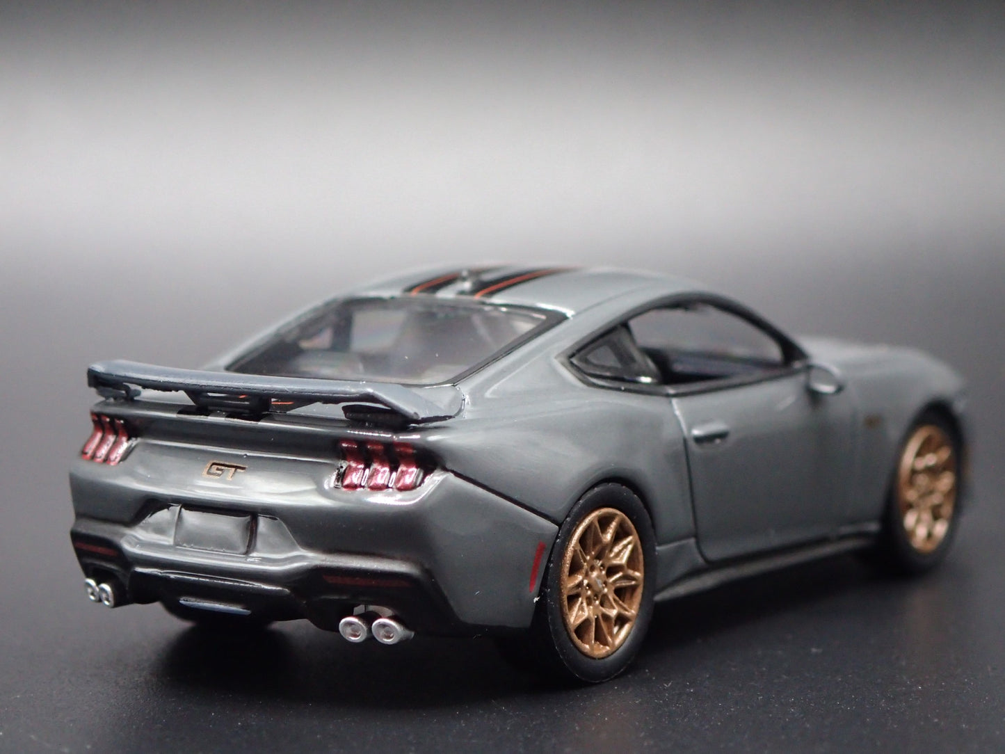 2024-2025 FORD MUSTANG GT GRAY 1:64 SCALE COLLECTIBLE DIORAMA DIECAST MODEL CAR