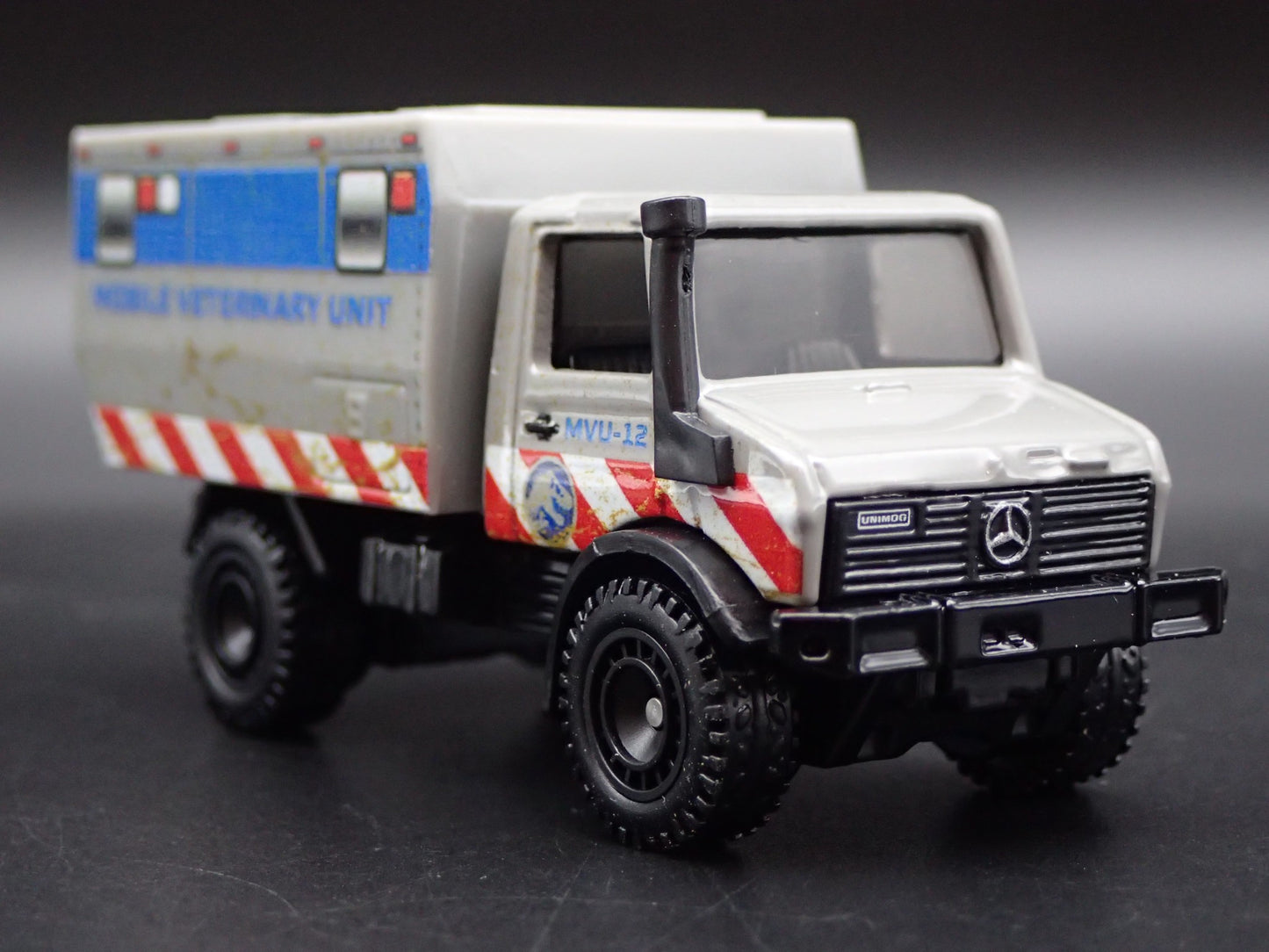 MERCEDES-BENZ UNIMOG U 1300L JURASSIC WORLD VET UNIT 1:64 SCALE DIECAST MODEL