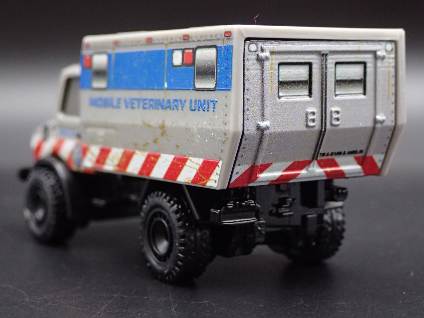MERCEDES-BENZ UNIMOG U 1300L JURASSIC WORLD VET UNIT 1:64 SCALE DIECAST MODEL