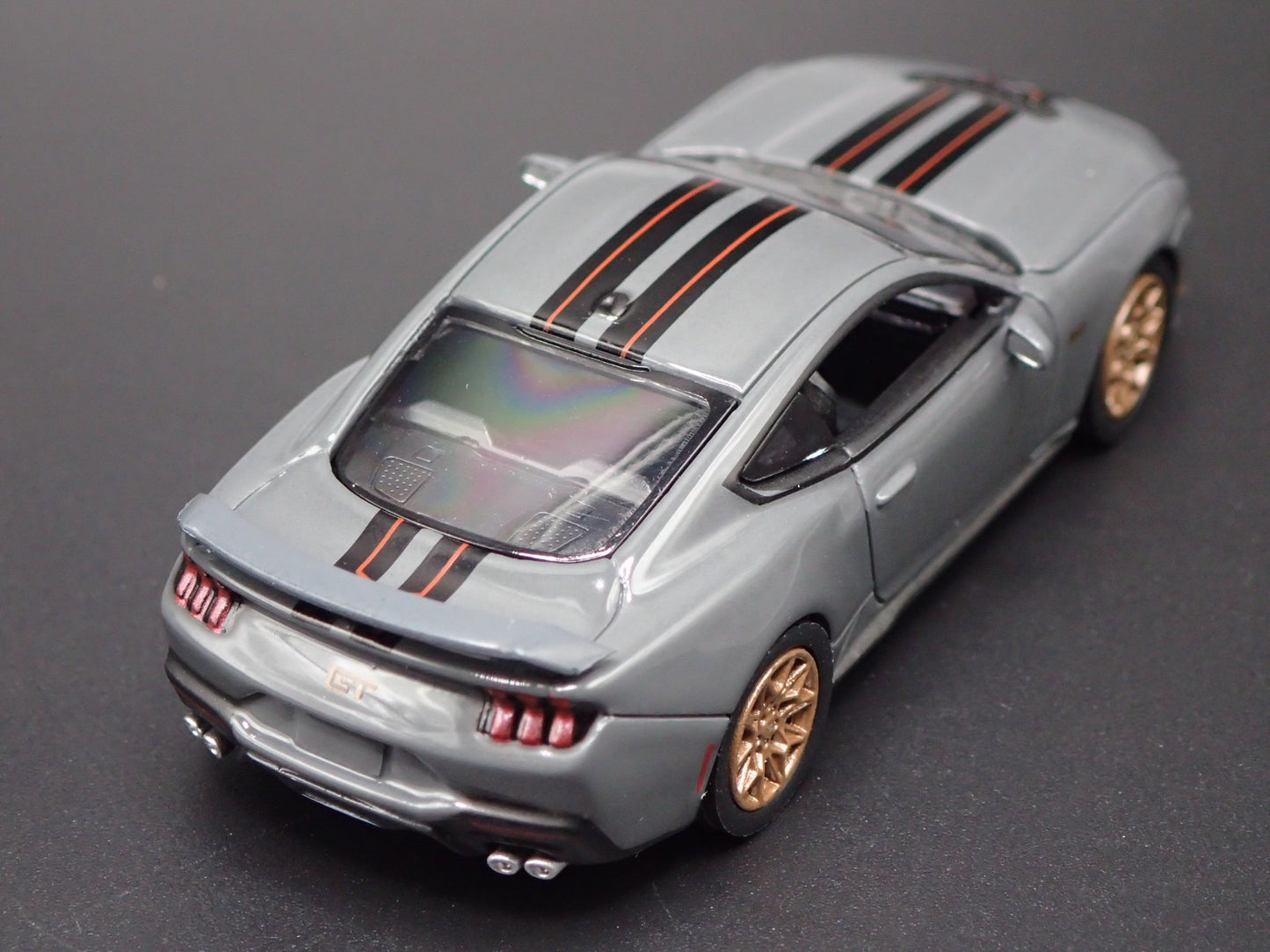2024-2025 FORD MUSTANG GT GRAY 1:64 SCALE COLLECTIBLE DIORAMA DIECAST MODEL CAR