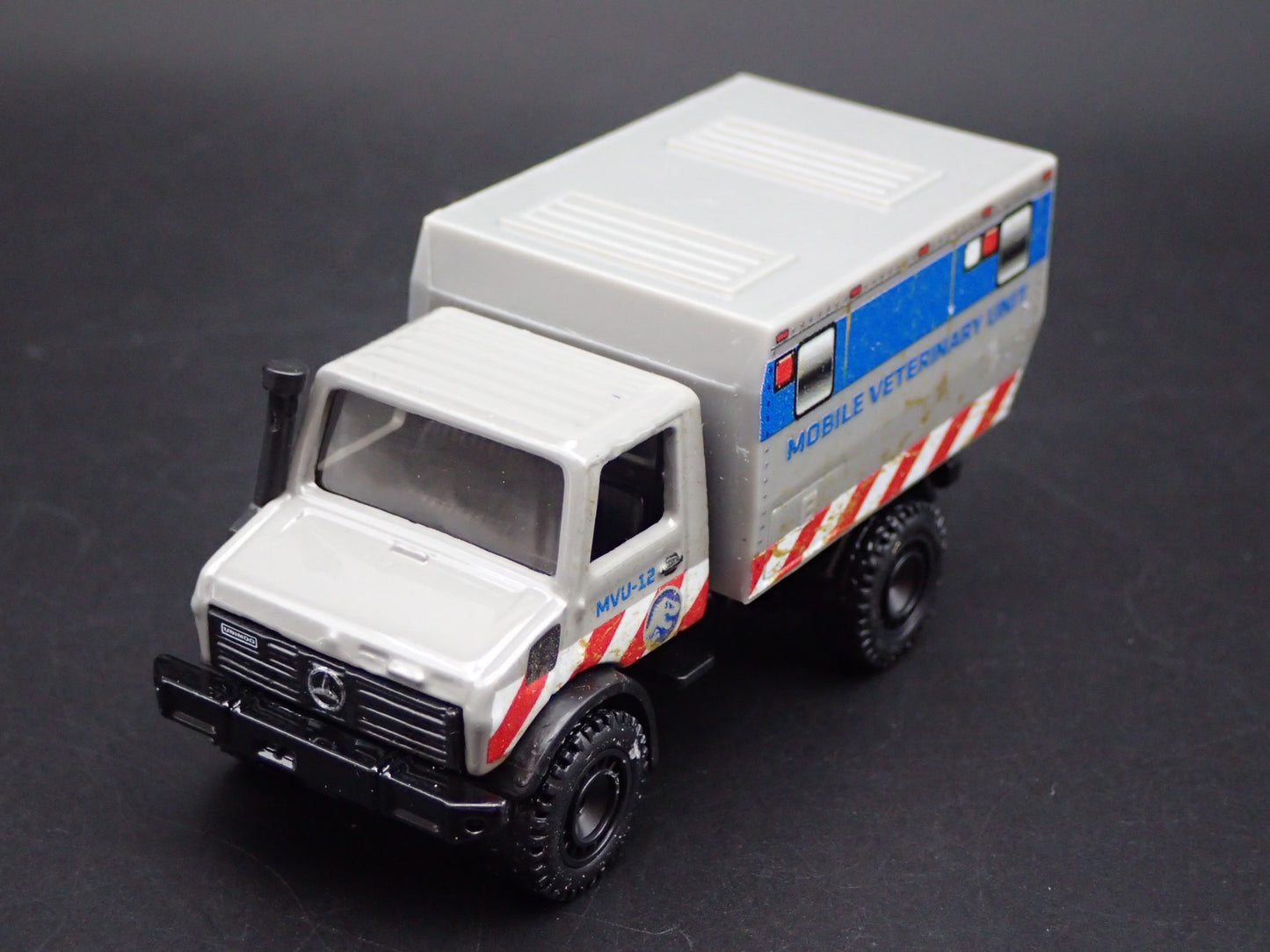 MERCEDES-BENZ UNIMOG U 1300L JURASSIC WORLD VET UNIT 1:64 SCALE DIECAST MODEL