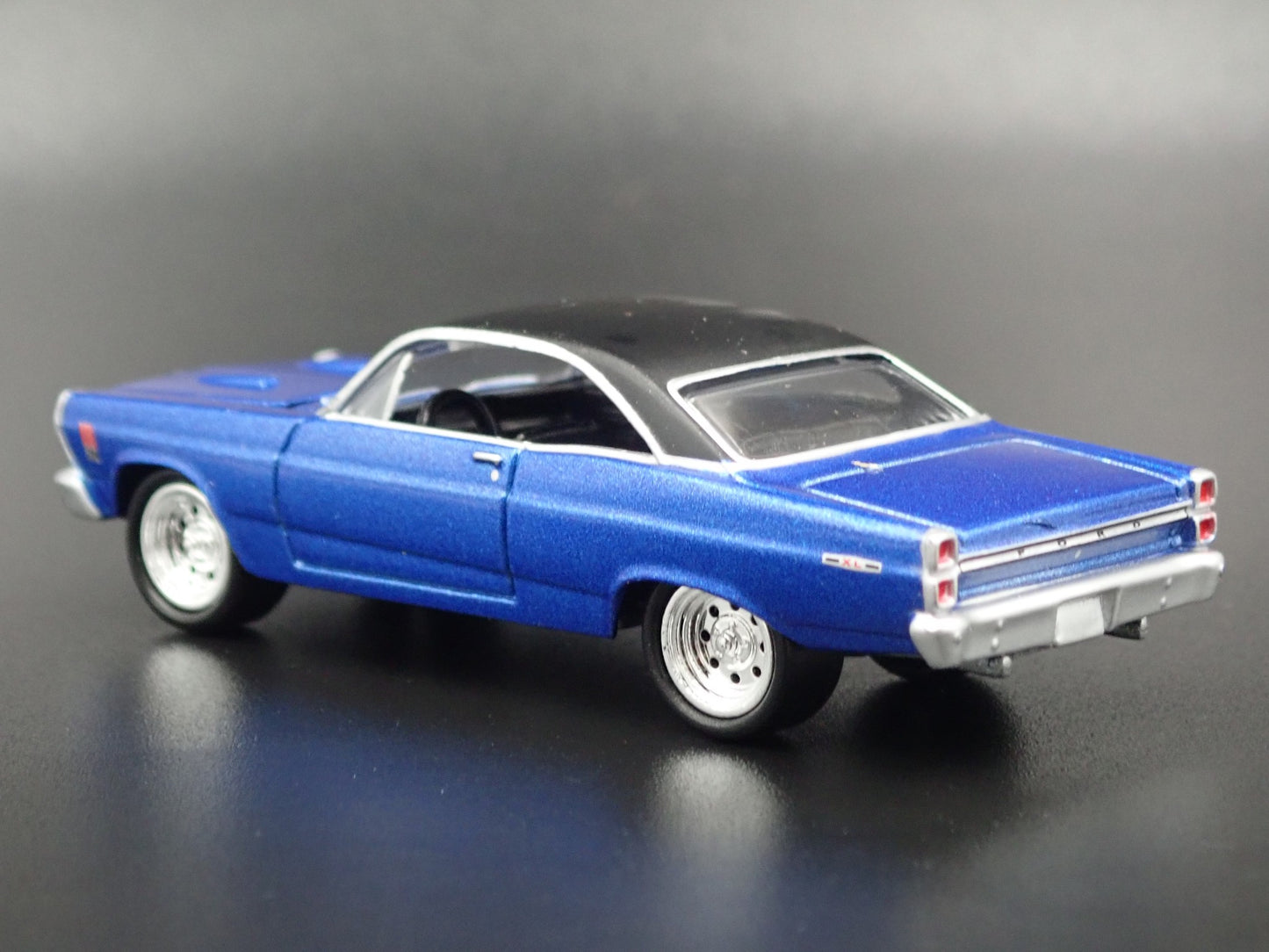 1967 FORD FAIRLANE 500 XL COUPE 1/64 SCALE COLLECTIBLE DIORAMA DIECAST MODEL CAR