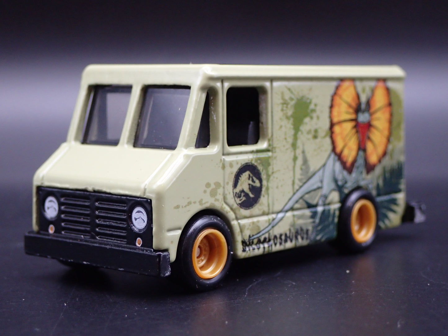 GMC STEP BOX VAN JURASSIC WORLD 1:64 SCALE COLLECTIBLE DIORAMA DIECAST MODEL CAR