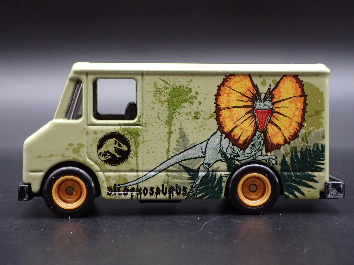 GMC STEP BOX VAN JURASSIC WORLD 1:64 SCALE COLLECTIBLE DIORAMA DIECAST MODEL CAR