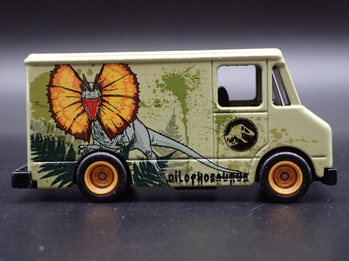 GMC STEP BOX VAN JURASSIC WORLD 1:64 SCALE COLLECTIBLE DIORAMA DIECAST MODEL CAR